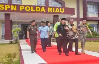 Upacara Penutupan Diktukba Polda Riau, Wabup Bengkalis: Mari Bangun Sinergi