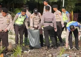 Polres Bengkalis Bersih-bersih di Area Pantai Pasir Putih dan Pantai Selat Baru