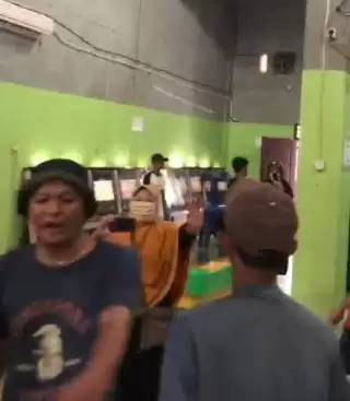 Emak-Emak Perwiritan di Desa Tandam Hilir Satu Grebek Lokasi Judi, Mesin Tembak Ikan Hancur Lebur