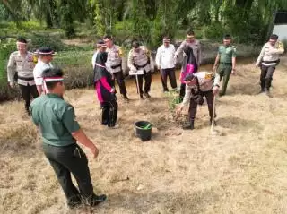 Polsek Rimba Melintang Penanaman Pohon Serentak, 'Lestari Negeri Dari Dini'