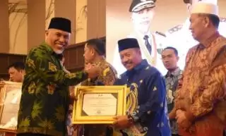 Bupati dan Perusahaan Diganjar Penghargaan di Agam