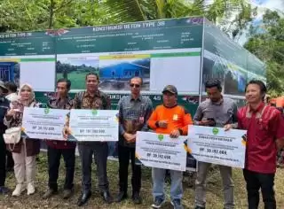 Kelompok Tani di Kutai Barat Sumringah Terima Benih Kelapa Sawit