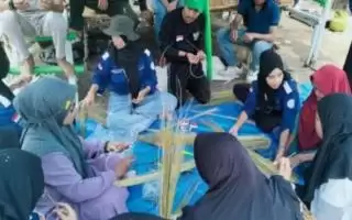 Emak-emak Diajari Bikin Piring Anyam Dari Limbah Sawit Bernilai Ekonomi