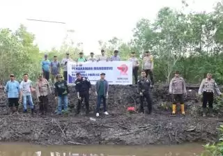 Polres Meranti Dan Insan Pers Tanam Mangrove di Desa Gogok Darussalam