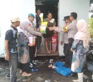 Curahkan Perhatian Atasi Stunting, 'Sobat Kamis Barokah' Polsek Merbau Salurkan Bantuan