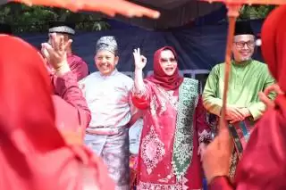Hadir Saat Pawai Taaruf MTQ Provinsi Riau di Inhu, Kasmarni Semangati Kafilah Bengkalis