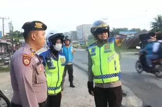 Kapolres Pelalawan Tunggangi 'Kuda Besi' Cek Personel Strong Point Pagi