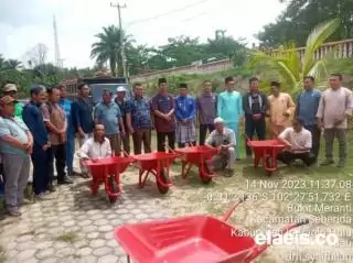 Pemkab Inhu Serahkan Gerobak Sorong, Petani Sawit Tinggal Dorong Buah Sawit