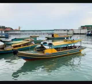 Naik Perahu Mesin Tempel Bhabinkamtibmas Polsek Rangsang CS ke Warga Suku Akit