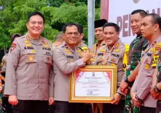 Kapolres Terbaik 2023 di Riau AKBP Andi Yul LTG Terima Penghargaan