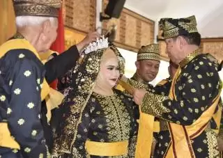 Penabalan Adat, Bupati dan Wabup Bengkalis Resmi Sandang Gelar Kehormatan