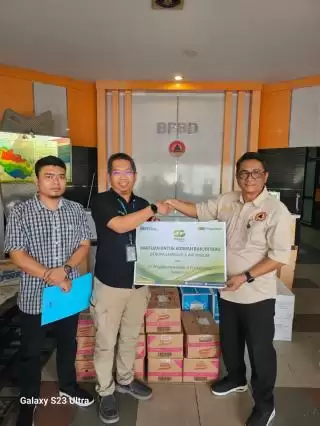 PT Pegadaian Pekanbaru Berikan Bantuan Sembako pada Masyarakat Terdampak Banjir di Riau