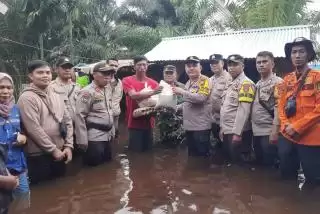 Terjang Banjir, Kompol Hairul dan Personel Antar Bantuan ke Warga Terdampak Banjir