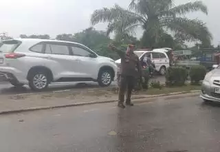Banjir, Satpol PP Pelalawan Kerahkan Mobil Antar Anak sekolah