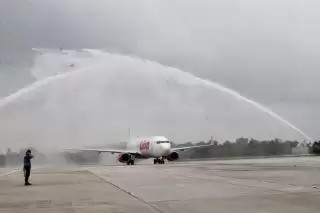 Penerbangan Langsung dari Surabaya Disambut Water Salute di Bandara SSK II Pekanbaru