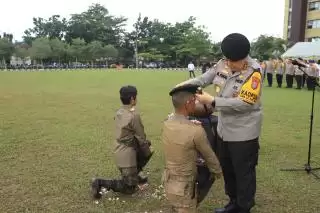 Kapolda Riau Pimpin Tradisi Pembaretan Bintara Remaja Angkatan 49 dan 50
