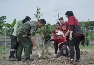 Akulaku Group Tanam Ratusan Pohon di Hutan Kota Ujung Menteng