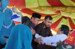 Bikin Malu, Bupati dan Wabup Rohil Nyaris Baku Hantam di Depan Umum