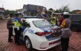 Satlantas Polres Bengkalis Lapisi Lampu Strobo Mobil Patroli Pakai Kaca Film