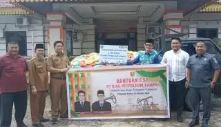 Total 2 Ton Beras Diberikan PT RPK ke Warga Terdampak Banjir di Pelalawan