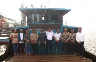 Kapolres Kepulauan Meranti Cek Dua Kapal Distribusi Logistik