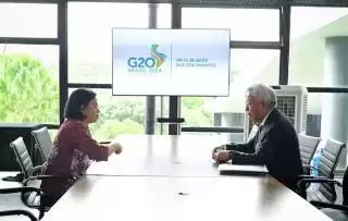 Menkeu Sri Mulyani Bahas Mekanisme Transisi Energi Bersama Presiden AIIB