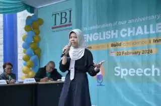 Selebrasi dan Kompetisi Bahasa Inggris AMI Warnai Kemilau 40 Tahun TBI