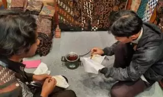 INACRAFT 2024, UMKM Sawit Smart Batik Edukasi Pengunjung WNI dan WNA