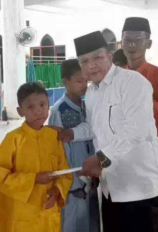 Anak Yatim Desa Semukut Bahagia Terima Santunan dari Edi Mashudi
