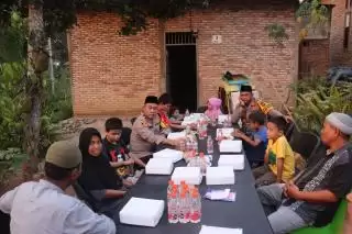 Bulan Suci Ramadhan "Ini Yang Dilakukan AKBP Arie Sofandi Paloh, S.H, S.I.K Kepada Keluarga Tuna Netra di Madina