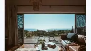 Ingin Ruang Bersantai Semi Outdoor Menawan, Ini Tipsnya Yuk Buat Segera!