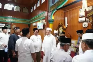 Kapolda Riau Syafari Subuh Ramadhan di Masjid Paripurna Al-Muhsinin Pekanbaru