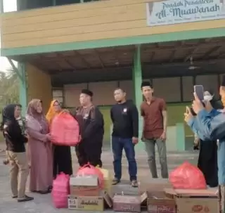 DPD PEKAT IB Kepulauan Meranti Berbagi Takjil di Ponpes Al Muawanah