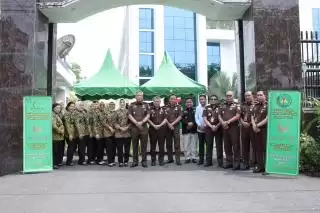 Baksos Berkah Ramadan: Kejati Sumut Bagi-Bagi Takjil Kepada Masyarakat