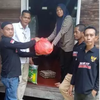Di Desa Banglas dan Desa Insit Asmar Bagikan Beras
