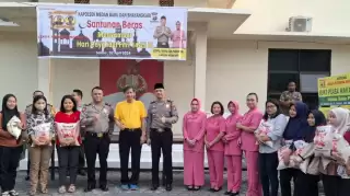 Bersama Polsek Medan Baru, Yayasan LMI Bagi Beras ke Masyarakat dan Ratusan Penarik Beca
