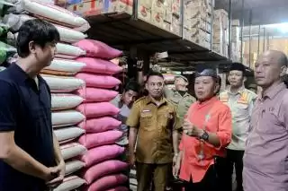 Plt Bupati Bersama Polres Kepulauan Meranti Turun Kepasar Pastikan Stok dan Harga Pangan Aman
