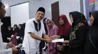 Kaum Dhuafa dan Anak Yatim Bahagia Terima Santunan PW IWO Riau dan PD IWO Inhil