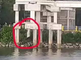 Brakk! Jembatan Kaca Siak kembali Ditabrak Kapal, Tiang Penyangga Patah, Begini Kronologinya