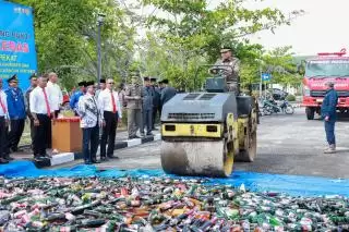 Musnahkan Ribuan Botol Miras, KasatPol PP Siak: Kalau Razia, Masih Ada Pedagang Melawan