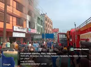 Breaking News: Api Hajar Ruko di Jalan Sudirman Duri Wanita Muda Loncat dari Lantai 2