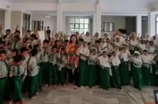 Priska Sahanaya Ulas Cara Public Speaking yang Efektif di SD Muhammadiyah 27 Jakarta