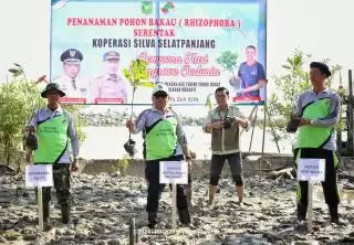Hari Mangrove Sedunia, H Asmar Ikuti Penanaman 2000 Bakau di Desa Mekong