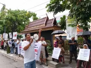 Enam Warga Rohil Lakukan Aksi Semen Kaki, Tolak Perpanjangan HGU PT SIMP