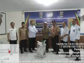 Lewat Disbun Bengkalis, Bupati Serahkan Bantuan Bibit dan Saprodi Kopi Menuju Pekebun Sejahtera