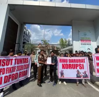 Menyala! Puluhan Mahasiswa Demo Depan Kejati Riau Soroti Dugaan Korupsi