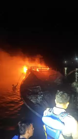 Kapal Pengangkut Sayur Terbakar di Perairan Selat Air Hitam Usai Isi BBM