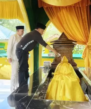 Asmar-Muzamil Berziarah ke Makam Raja Fisabilillah di Pulau Penyengat