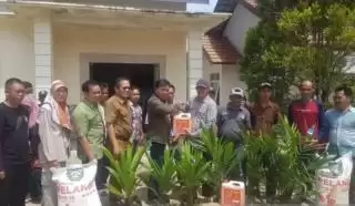 Petani Penajam Paser Utara Sumringah Terima Bantuan Pupuk dan Bibit Sawit dari Disbun Kaltim
