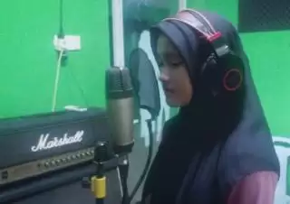 Wow! Anis Santiya Rekaman di Studio PB Production